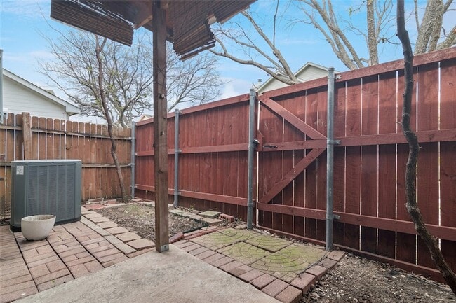 Building Photo - 3805 Brandon Park Dr