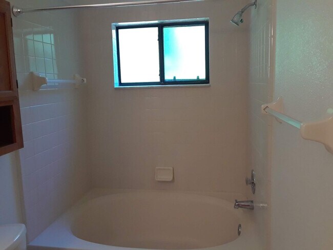 Building Photo - Lovely 3 Bedroom 2 Bathroom HOME!!!