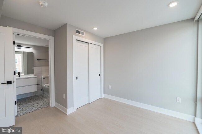 Building Photo - 6604 Ridge Ave