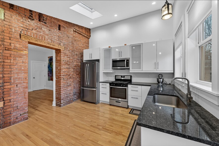 Building Photo - 5549 Columbo St