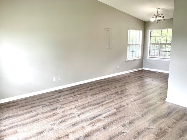 Building Photo - 208 State Line Rd