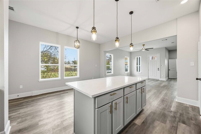 Building Photo - 2207 Des Chaumes St