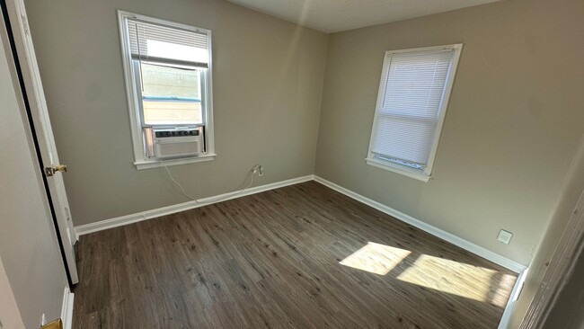 Building Photo - $825 - 2 bedroom/ 1 bathroom - Single Fami...