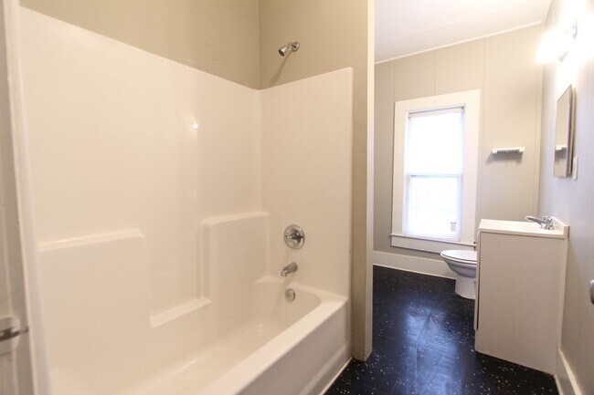 Building Photo - Bush Hills Beauty - 3 Bedroom 2 Bath
