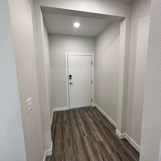 Building Photo - One Bedroom Bixby Condo