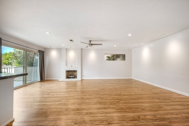 Building Photo - Rancho Bernardo 55+ Community Attached Home 2 Bed, 2 Ba with Patio, Private yard and Laundry