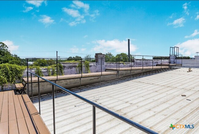 Building Photo - 123 W May St