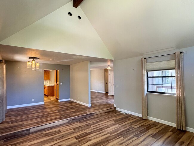 Building Photo - 3 Bedroom 2 Bath Home with Bonus Room larg...