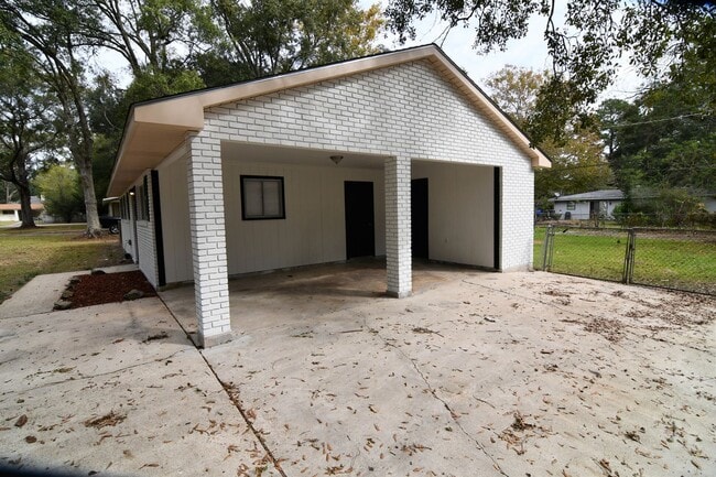 Building Photo - Newly Renovated!  3 bedroom, 1 bath home off Baker Blvd with easy access to Plank