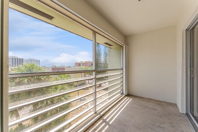 Building Photo - 1638 Embassy Dr