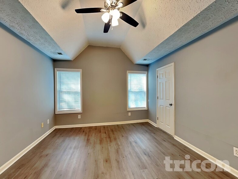 Building Photo - 329 Kellys Walk