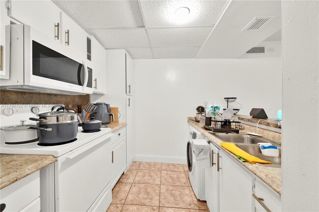Building Photo - 7125 NW 186th St