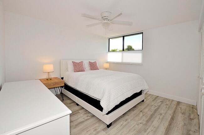 Building Photo - 1820 Tarpon Ln