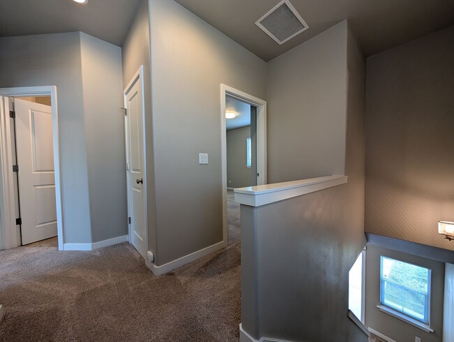 Building Photo - Great 3 bedroom/ 2.5 bathroom duplex- Near...
