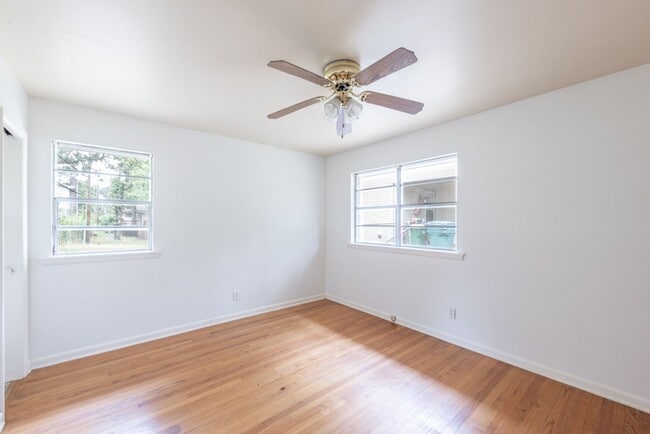 Building Photo - Charming Single-Level Brick Home with Large Yard & Patio in Little Rock