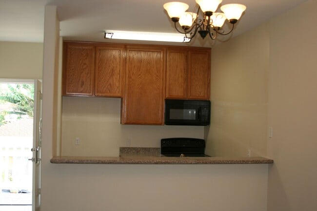 Building Photo - Very large 2 + 2 1/2 townhouse in Northridge