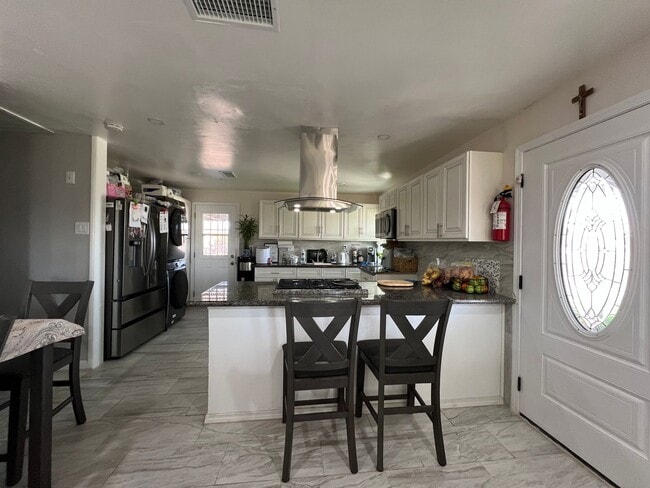 Building Photo - Beautiful 3 Bedroom 1 Bathroom House with Fenced and Landscaped Yard with All Utilities Included