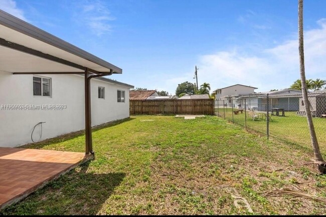 Building Photo - 1810 SW 70th Ave