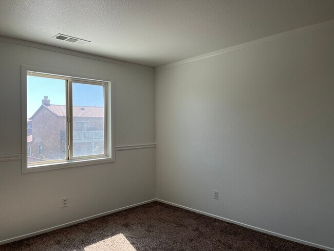 Building Photo - Spacious 5-bedroom, 3-bathroom home in Ade...