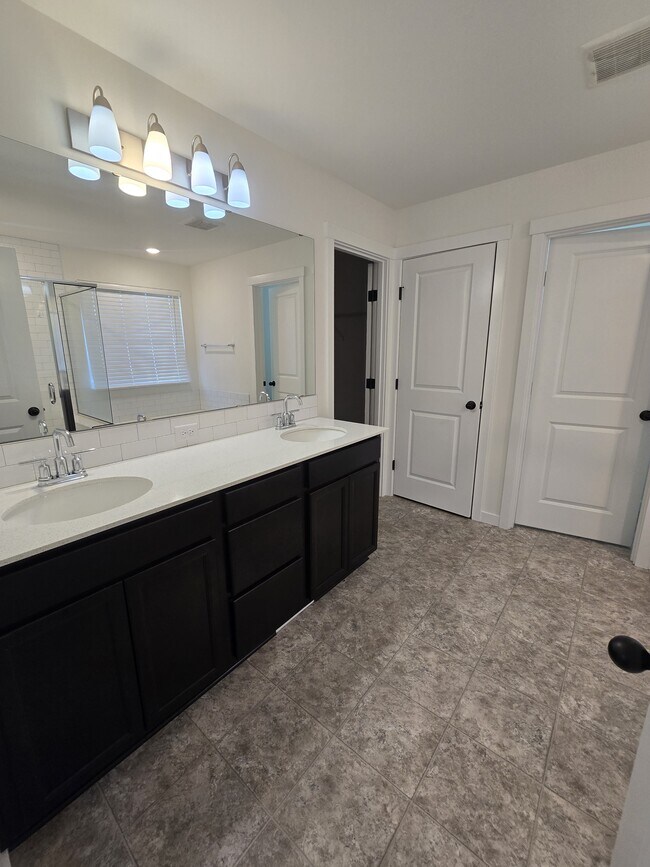 Building Photo - 903 Vine Maple Dr SE