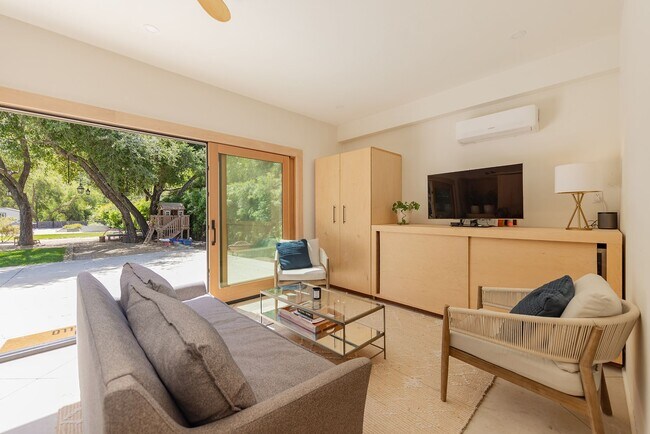 Building Photo - Private Creek Rd Paradise