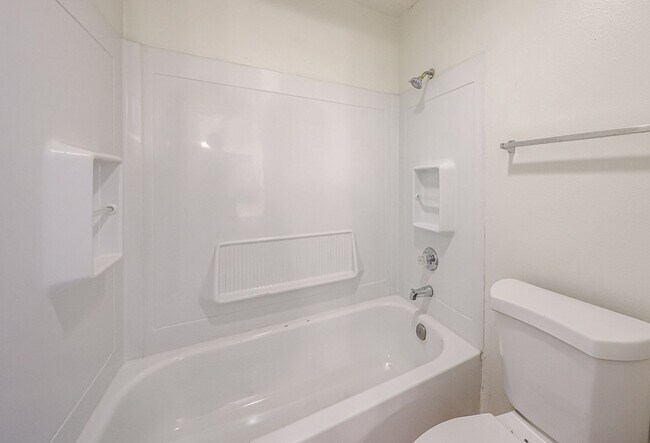 Building Photo - Centrally located and affordable in Woodlake Condominiums