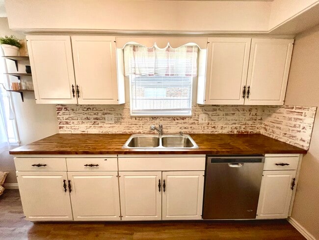 Building Photo - 324 Rodric Dr