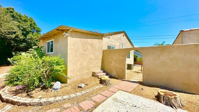 Building Photo - Lovely Single-Story Country Home on Wide Open Space with Detached Garage Space!