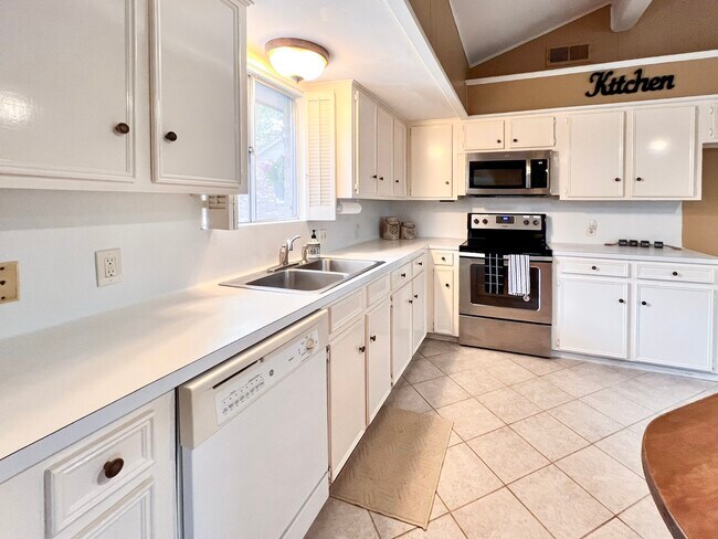 Building Photo - 401 Rolling Hills Dr W