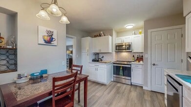 Building Photo - Welcome to this charming 2-bedroom, 1-bath...