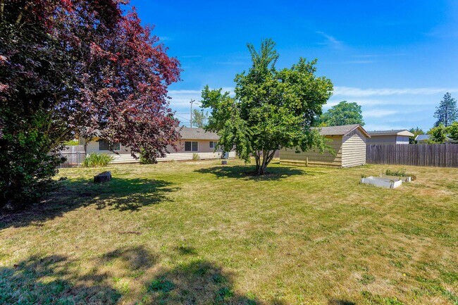 Building Photo - Well kept 3 bed, 1 bath in NE Salem