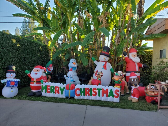 CHRISTMAS - 4604 Cahuenga Blvd