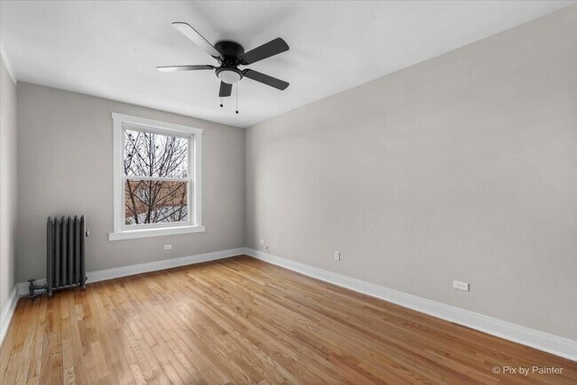 Building Photo - 2343 W Glenlake Ave