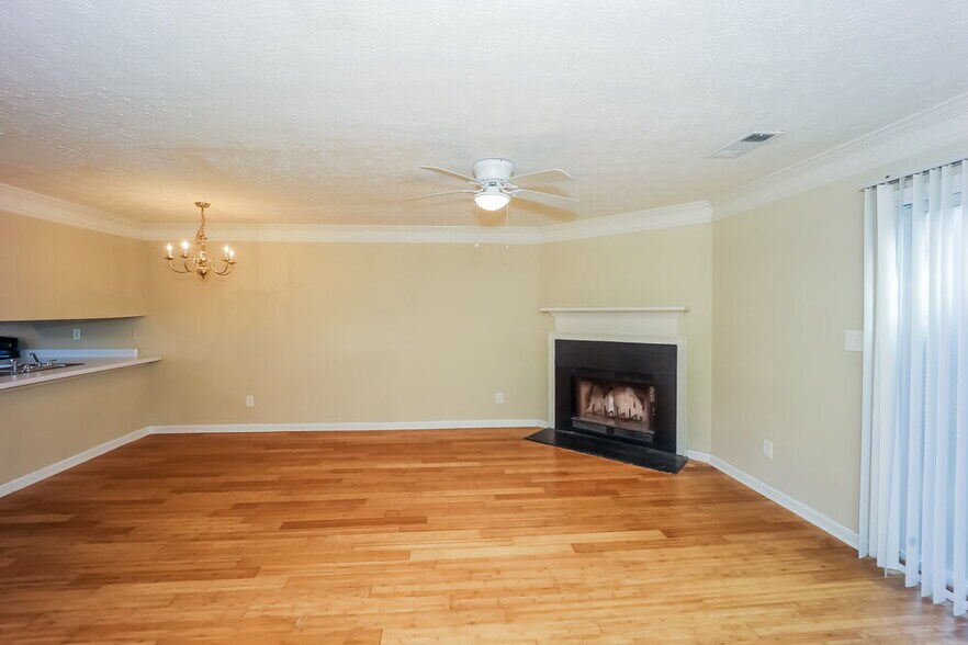 Building Photo - 5960 Hampton Ct