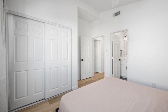 Building Photo - Newly Remodeled and Fully furnished- Missi...