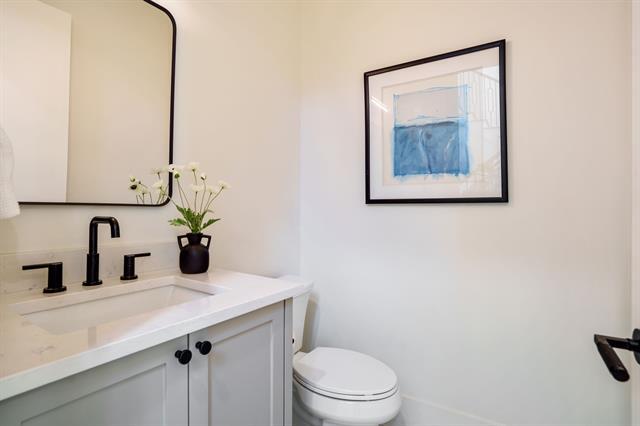 Building Photo - 5836 Kenwood Ave