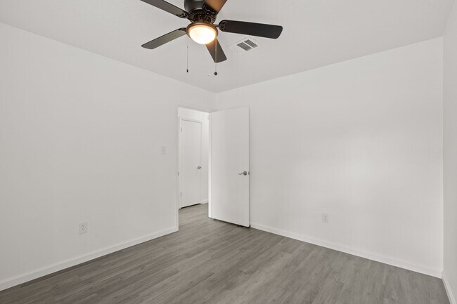 Building Photo - 16822 David Glen Dr