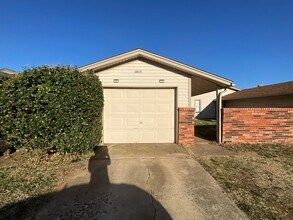 Building Photo - 3 bed, 2 bath, 1 car garage Duplex