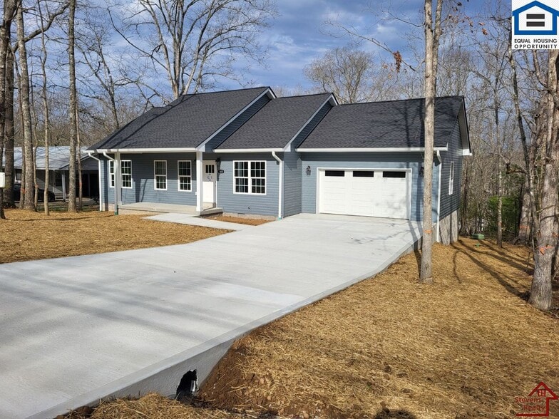 Building Photo - 165 Lakeshire Dr