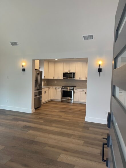 Building Photo - 1536 N Commonwealth Ave