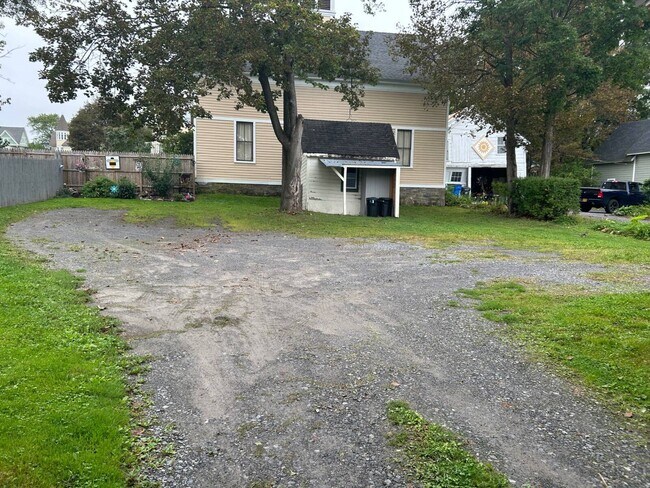 Building Photo - 112 S Melcher St