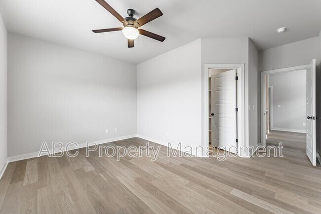 Building Photo - 3305 SW Hillstone Ave