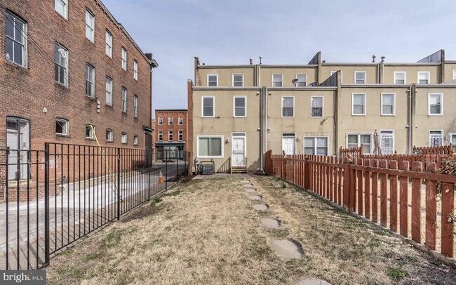 Building Photo - 1423 E Baltimore St