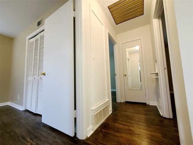 Building Photo - 3108 Mayhew Dr