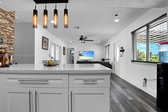 Building Photo - 7831 Hope St