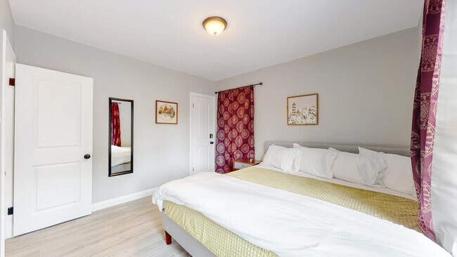 Building Photo - 730 E Alameda Ave