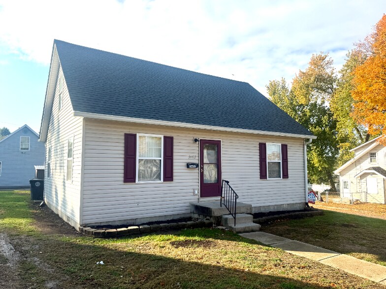 Building Photo - 3602 E 5th St