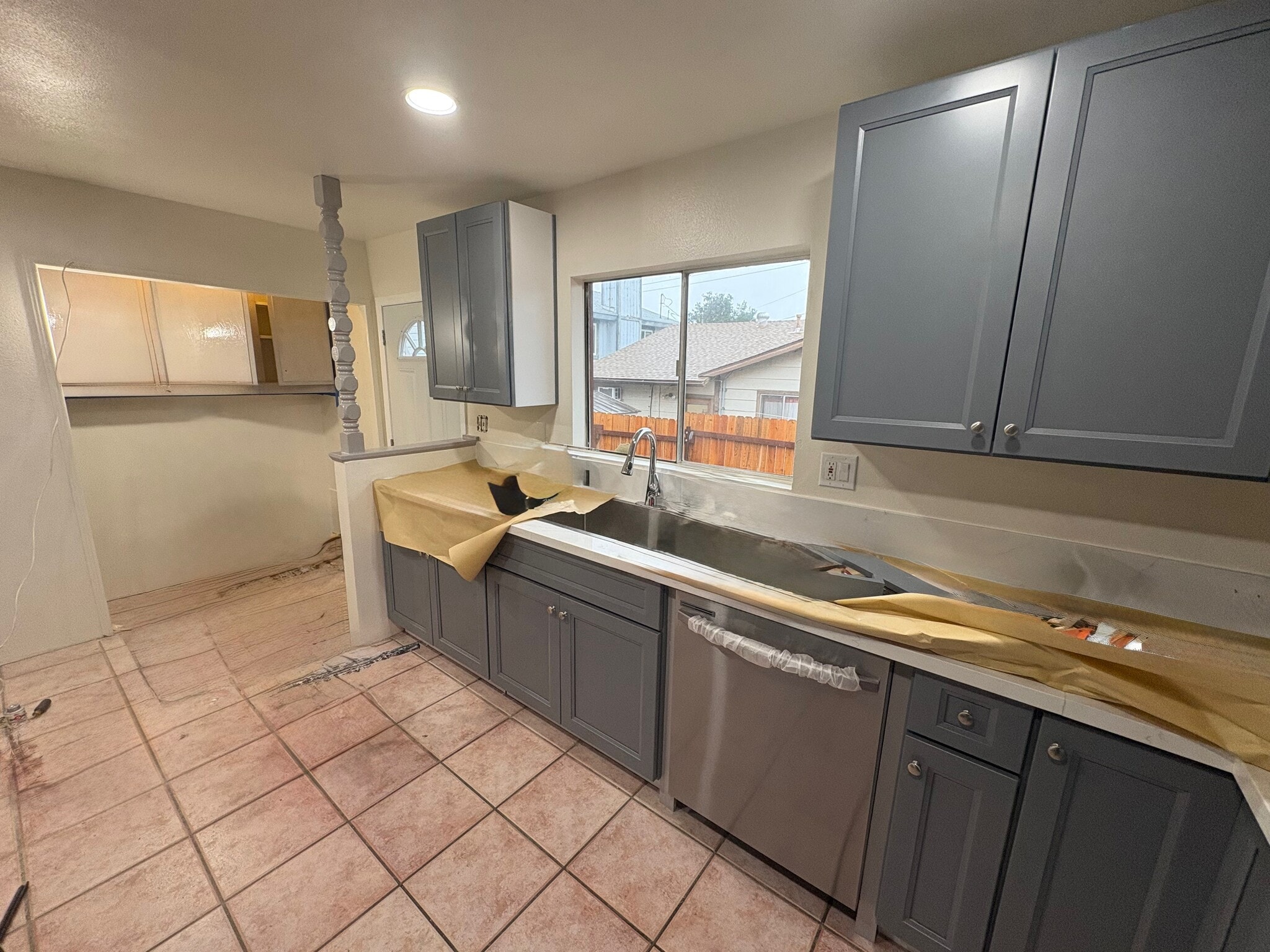 Turning around the new cabinets, sink and dishwasher of your new kitchen - 23162 Smith Rd