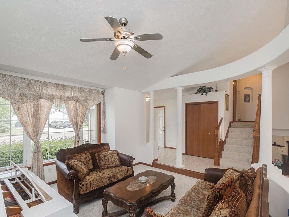 Building Photo - 809 S Outlook Dr