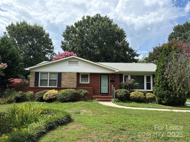 Primary Photo - 1521 Woodhill Ln